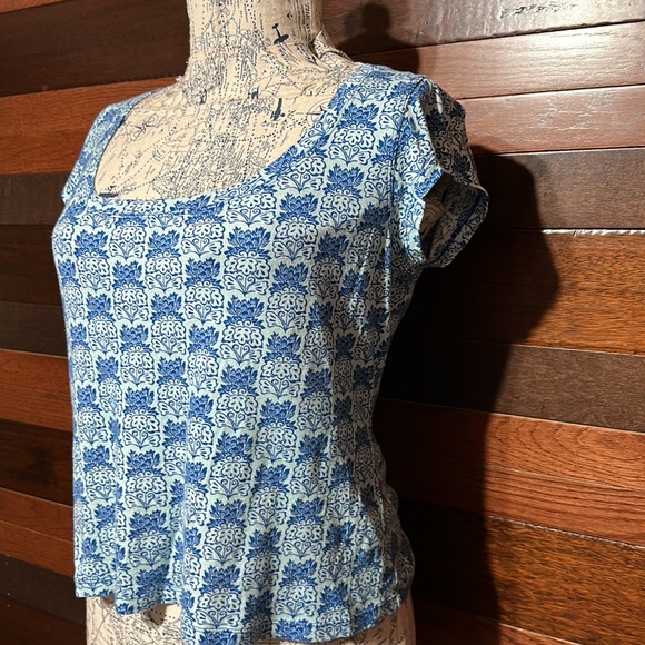 I. E Relaxed Scoop Neck Cap Sleeve Light Blue Floral Crop Top - Picture 4 of 8